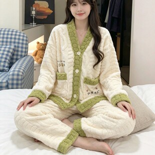 冬款珊瑚绒睡衣家居服套装女牛油果色加厚保暖开衫可外穿两件套装