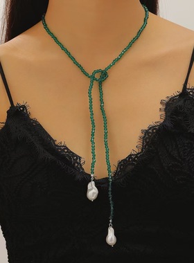 A niche Baroque pearl emerald green beaded collarbone chain