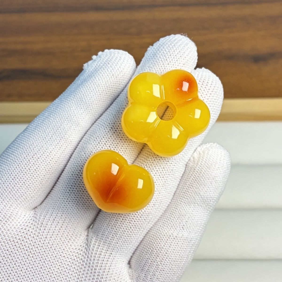 热销爆款非天然琥珀蜜蜡俏色小花屁桃散珠DIY文玩配饰套装