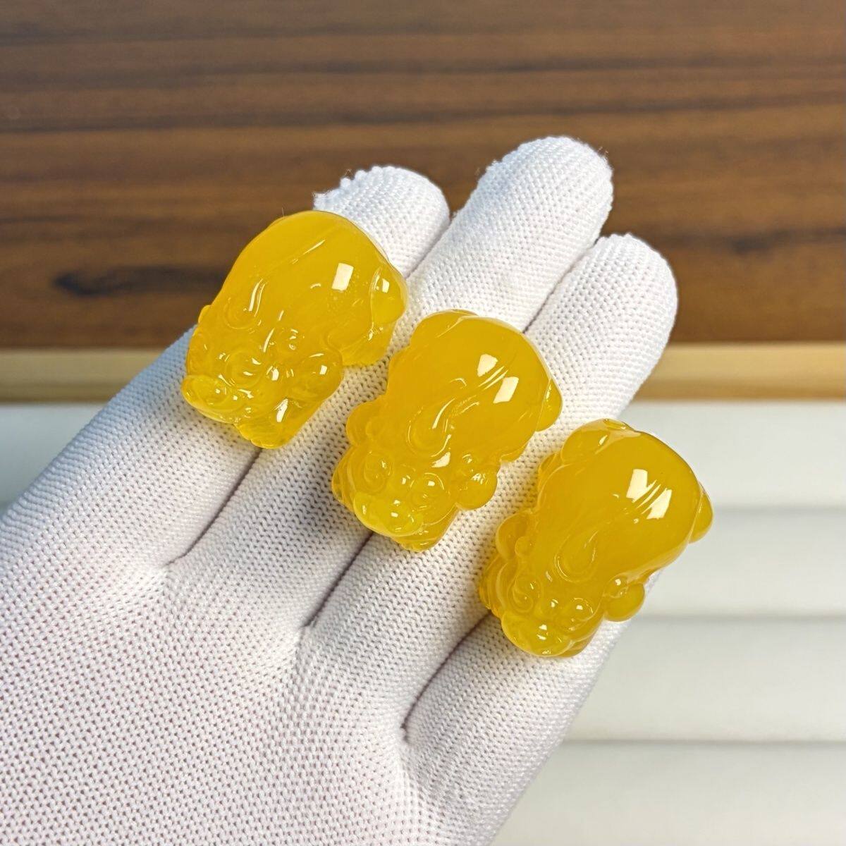 热销爆款非天然琥珀蜜蜡鸡油黄天地孔貔貅散珠DIY文玩配饰