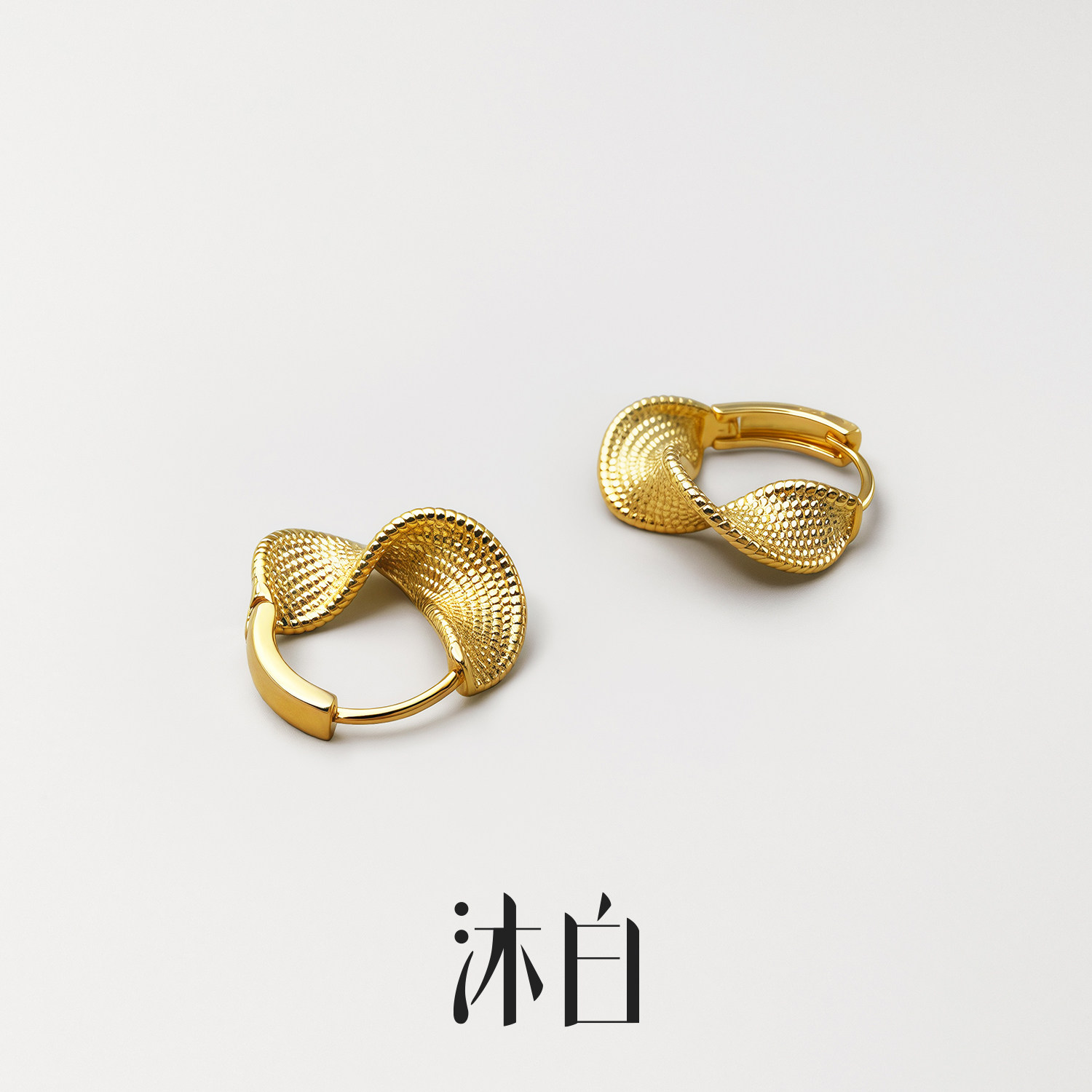 沐白MU金色扭曲鱼鳞纹925银耳环