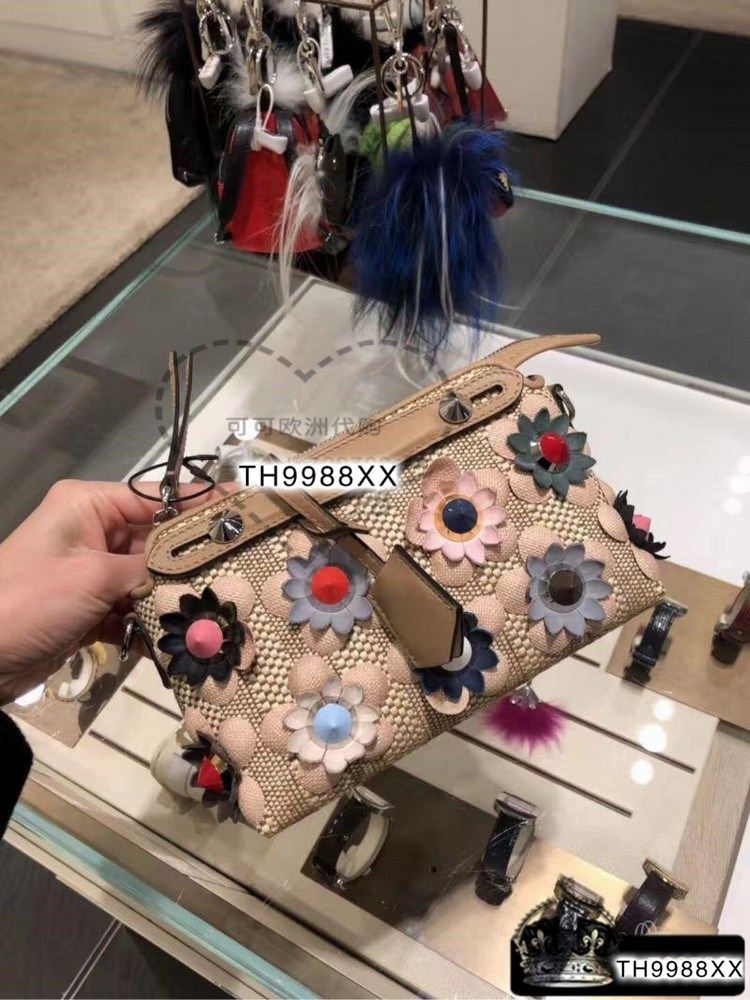 Òâ´óÀû FENDI·ÒµÏ BY THE WAY±àÖ¯¶àÉ«»¨¶äÊÖÄðüÅ®°üµ¥¼ç°ü
