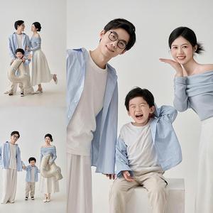 一家三口亲子装摄影服装蓝色小清新小红书同款影楼拍照主题全家福