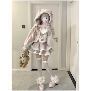 甜美冬季少女感穿搭粉色披肩保暖斗篷外套内搭上衣背带蓬蓬裙套装