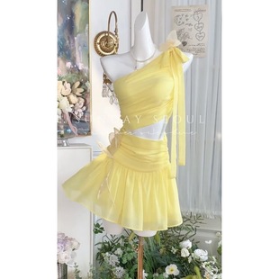 法式浪漫限定柠檬黄海边度假风雪纺斜肩设计感绑带不规则连衣裙女
