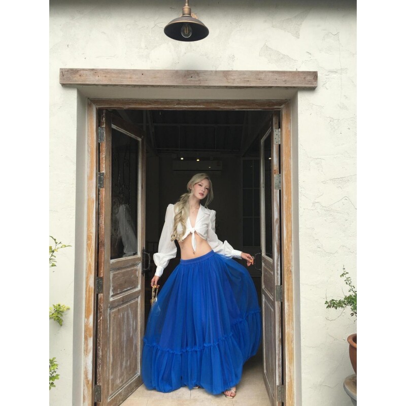 法式气质风性感辣妹白色衬衫上衣搭配蓝色网纱蓬蓬中长裙两件套女