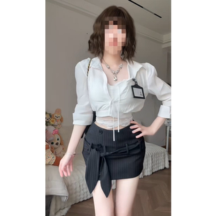 韩系辣妹学院风中袖白色衬衫短款上衣搭配绑带黑色条纹包臀裙套装