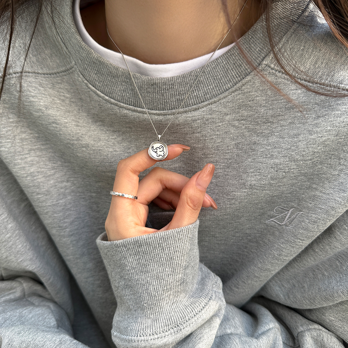 纯银项链女2025新款圆牌小飞象法式复古小众毛衣链卫衣链吊坠颈链