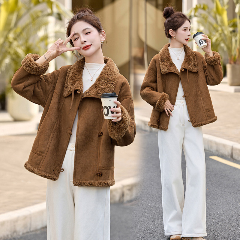 美拉德穿搭皮毛一体牛角扣厚外套女冬季新款高级感翻领羊羔毛夹克