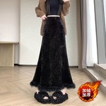 丝绒包臀半身裙女秋冬2025新款黑色显瘦加绒下摆毛毛开叉A字裙子
