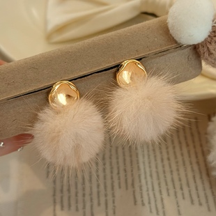「奶芙芙」新款气质秋冬耳钉夸张毛绒耳环耳饰女蚊香盘耳夹无耳洞