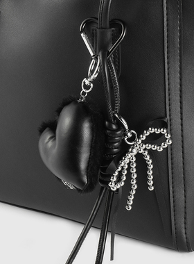 原创新款暗黑风挂件黑色皮革爱心CCB蝴蝶结爱心钥匙扣挂件礼物