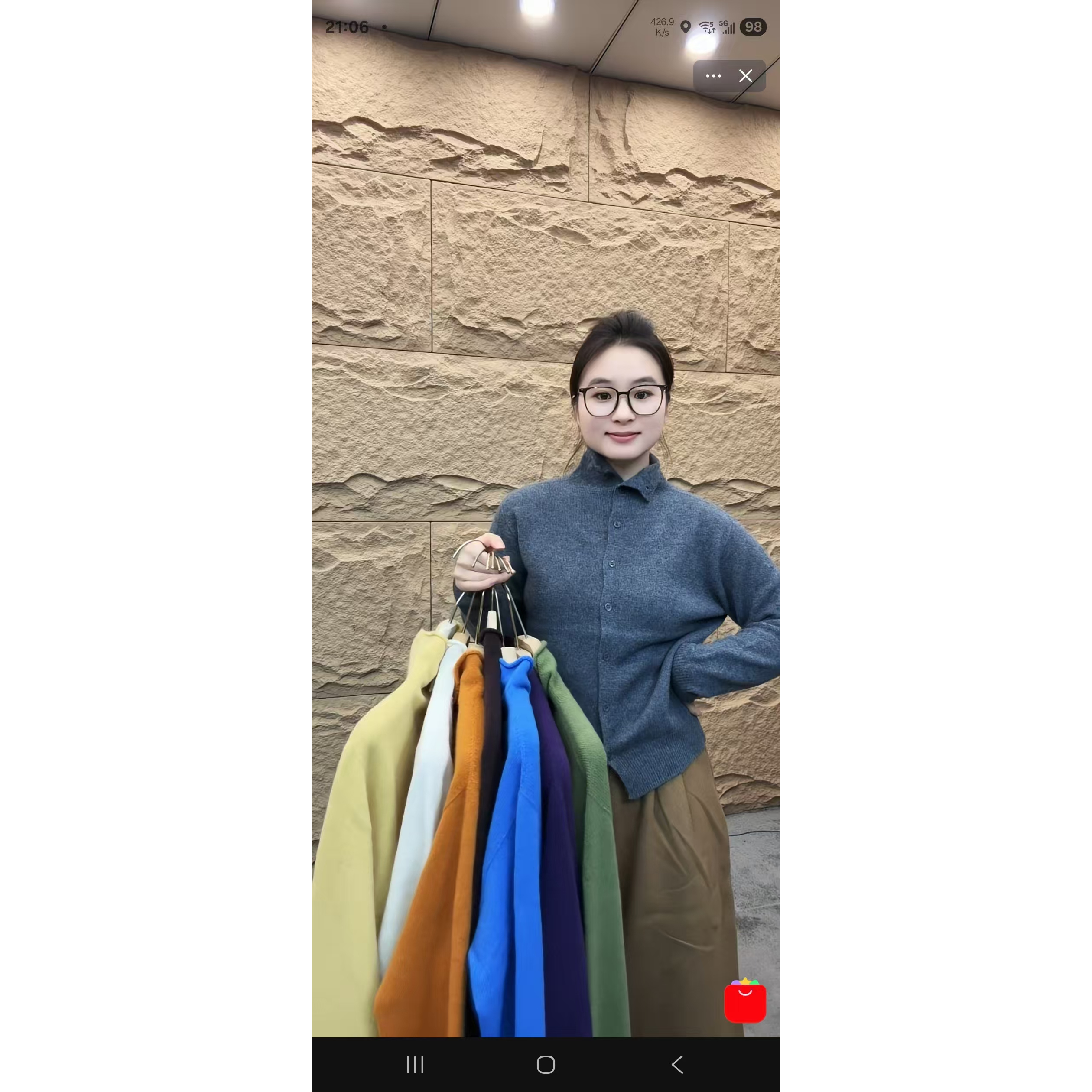 《曼曼专属》劳rua皮安娜半高领全扣开衫