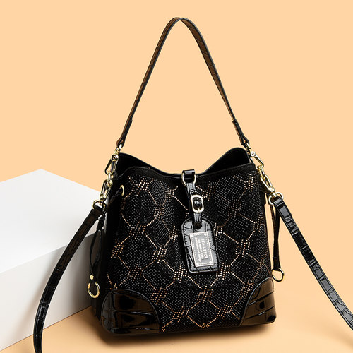 牛皮镶钻水桶包品牌正品认证