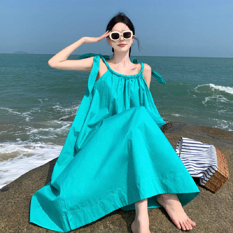 法式湖蓝色挂脖吊带连衣裙子女夏气质高级感三亚海边度假沙滩长裙