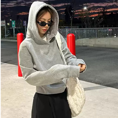 灰色短款连帽卫衣女2025新款正肩显瘦早秋季穿搭修身内搭上衣女款