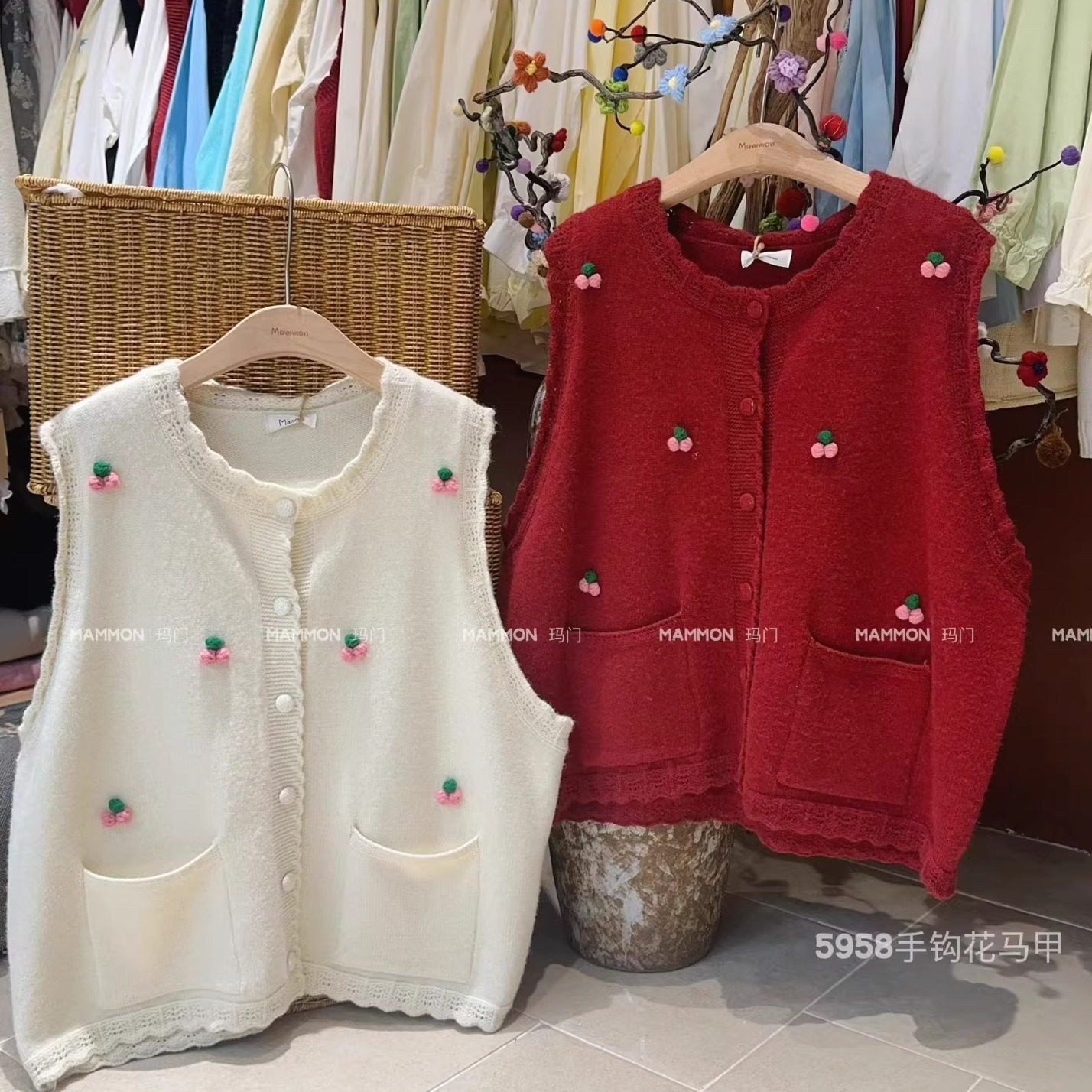 玛门2026春季糖果色小清新针织马甲双口袋樱桃手勾毛球设计感马甲