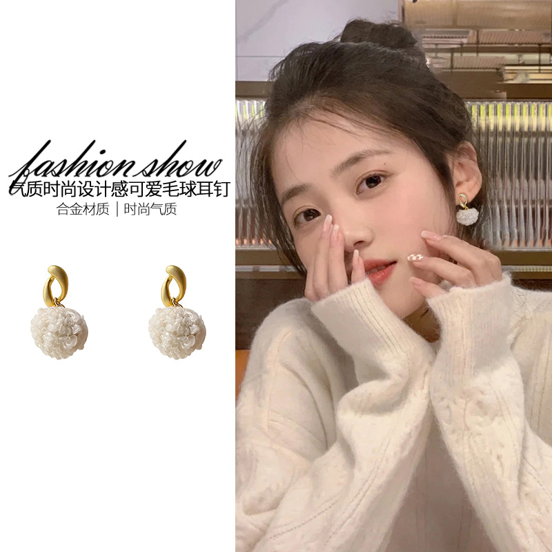 轻奢毛球耳钉独特精致耳环