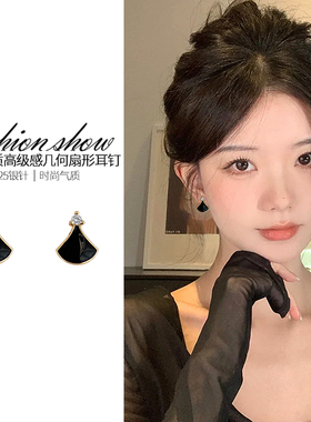 轻奢高级感黑色耳钉女2025年新款潮小众设计耳环简约百搭爆款耳饰
