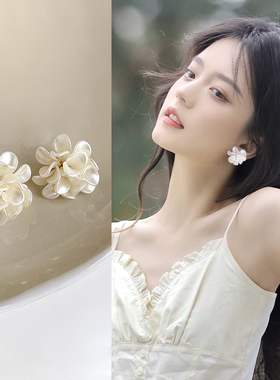 气质白色花朵耳钉女小众设计感纯银耳环2025新款春天夸张高级耳饰