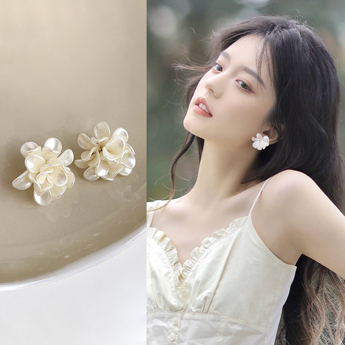 温柔气质白色花朵耳钉女