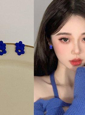克莱因蓝色花朵耳环女简约耳钉2025年新款小巧精致设计感气质耳饰