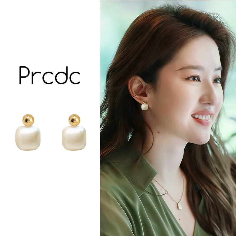 白色方形珍珠款耳钉女