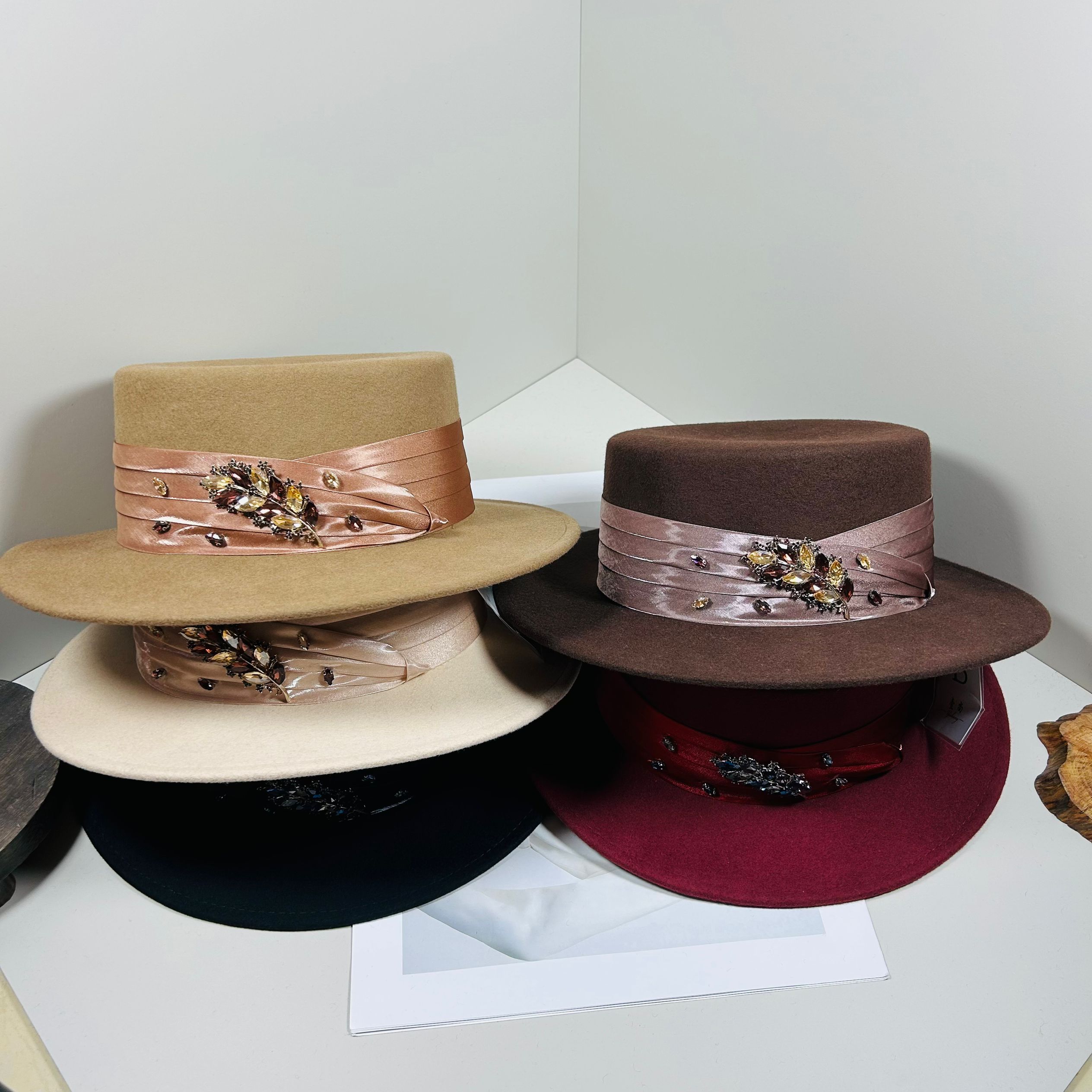 新重工款手缝水晶叶片平顶帽女