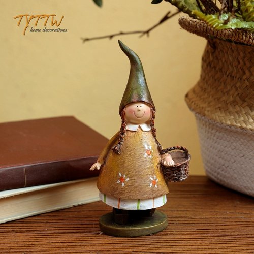 油画风提篮花裙尖帽森林女孩摆件