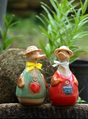 草帽情侣鸭摆件创意陶瓷装饰品