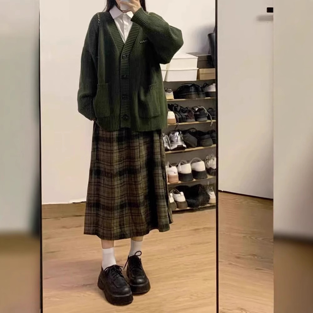 深秋初冬穿搭V领绿色毛衣外套针织开衫格子半身裙女两件套装潮