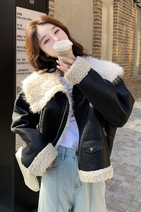 黑色皮毛一体羊羔毛短外套女2024冬设计感复古机车厚实小个子棉衣图片