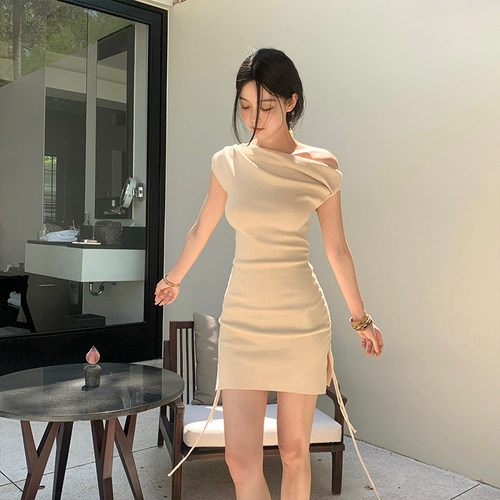 GYOKUU 浅卡其裸色斜肩抽绳针织上衣连衣裙