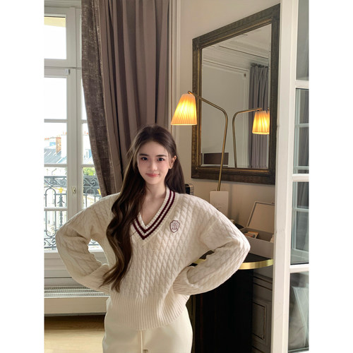 GYOKUU 【常春藤】白色小V领软糯麻花纹理套头毛衣