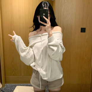 GYOKUU 杏色亮丝一字肩抽绳宽松上衣卫衣