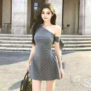 简约性感灰色波点斜肩连衣裙女夏季高级感收腰显瘦气质甜辣短裙子