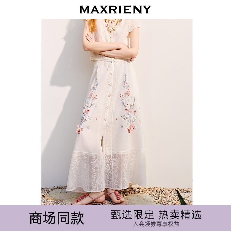 精致绣花工艺、面料拼接设计