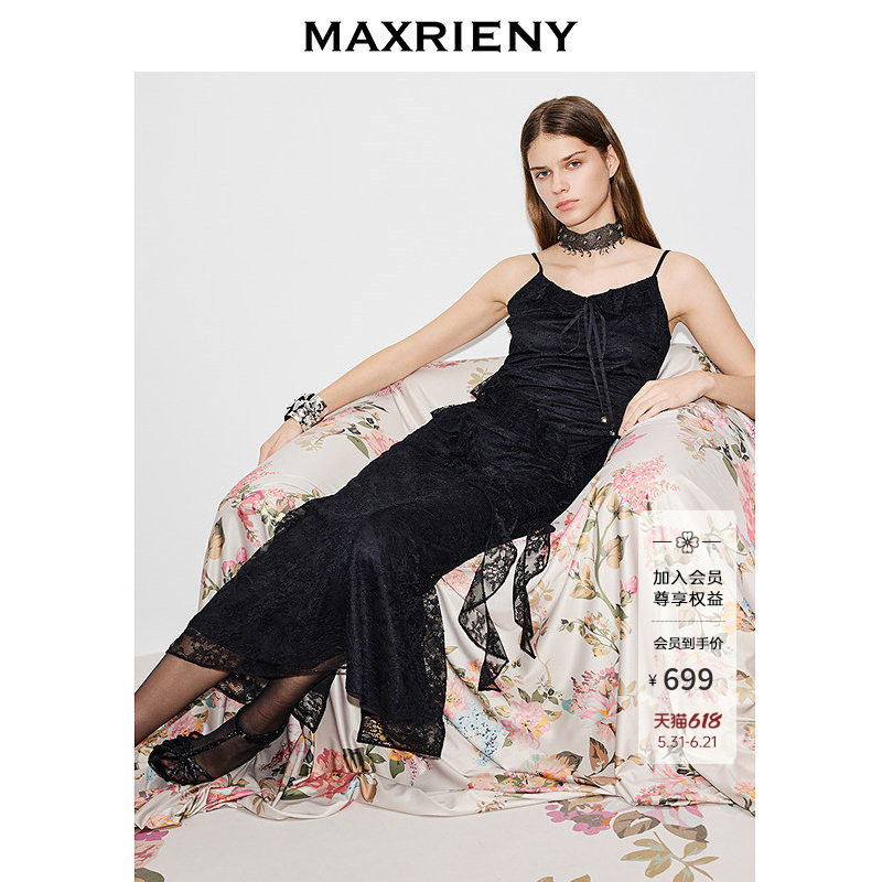 MAXRIENY黑色吊带连衣裙2026年春季新款蕾丝收腰小黑裙荷叶边长裙