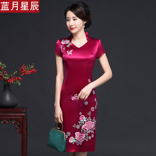 酒红色婚宴旗袍端庄大气妈妈装