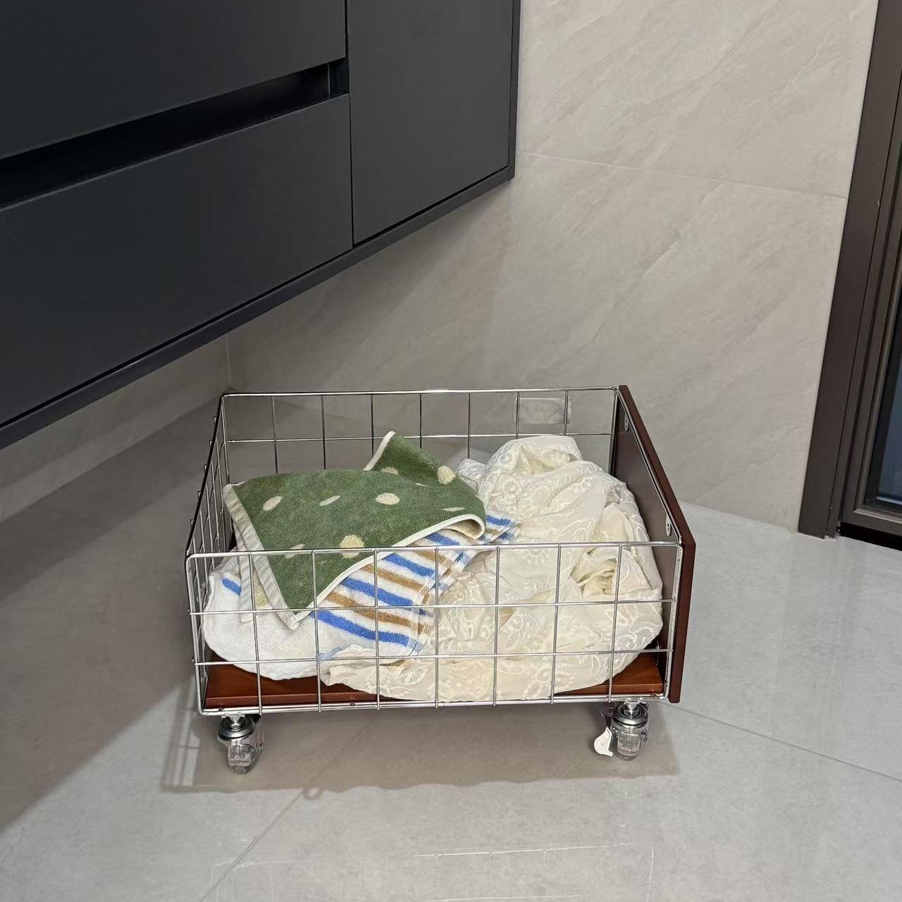 a生可移动家用浴室柜下脏衣篮子