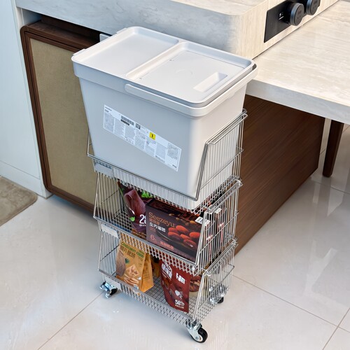 a生客厅餐桌旁可移动增高收纳筐