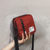 超火小包包女2026新款 时尚 百搭尼龙手机包女斜挎超轻便携文艺小包