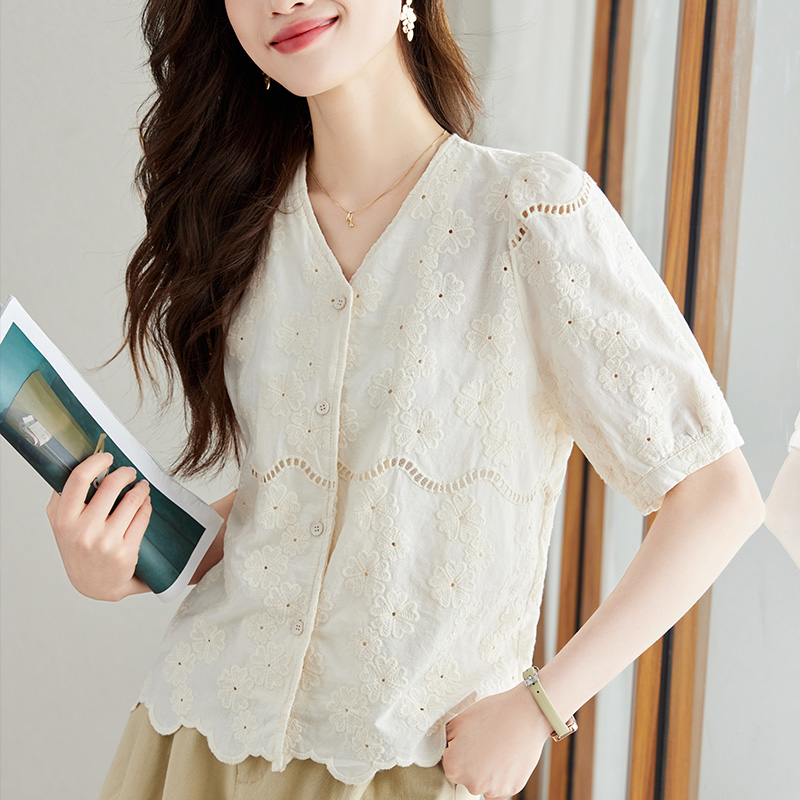 33135衬衫绣花镂空杏色衬衫女短袖夏季新款宽松减龄上衣，女装衬衫，可风各