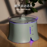 Устройство питьевой воды с водой для кошки.