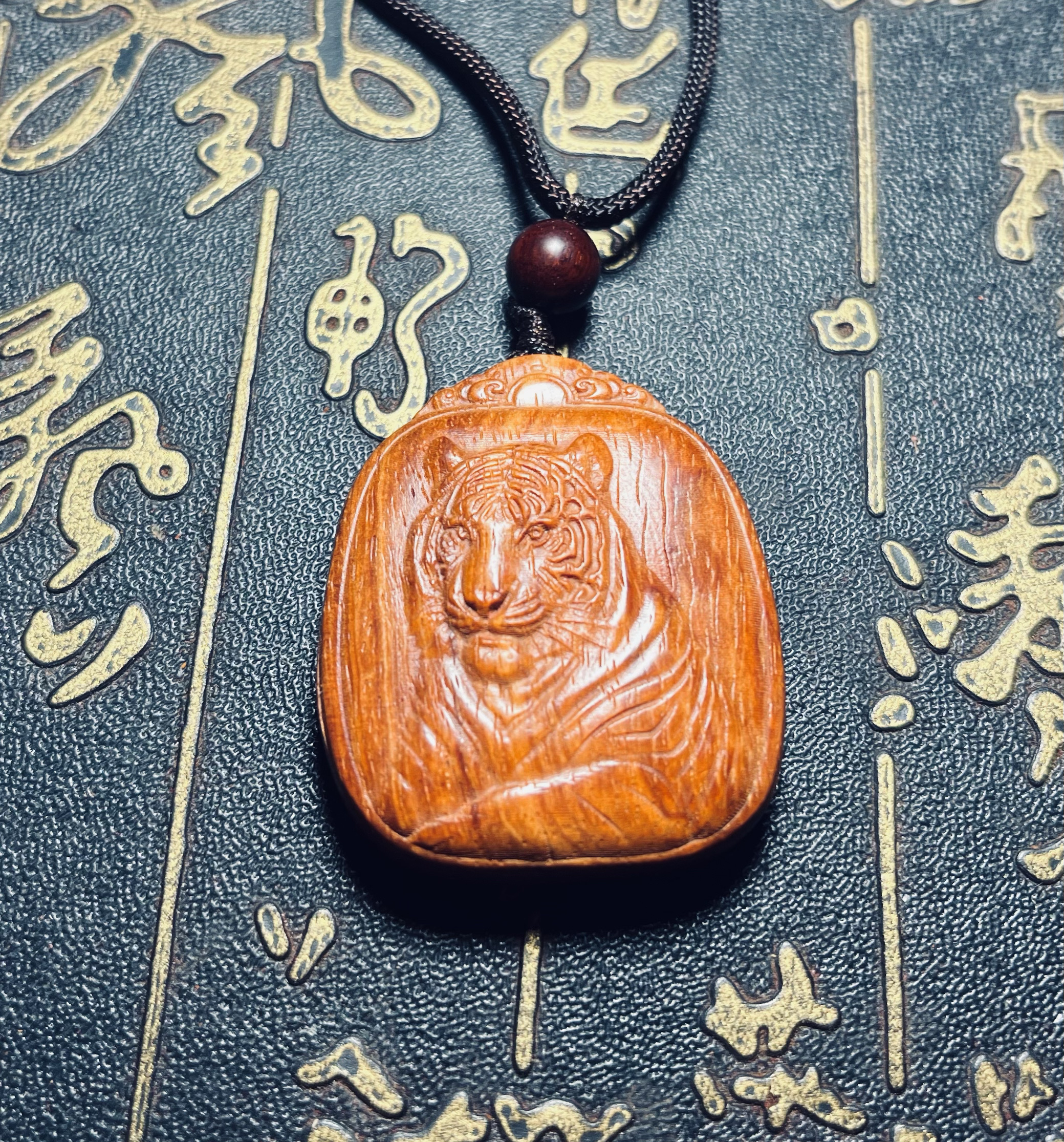 闭口虎吊坠闭嘴虎生肖属相项链挂件紫檀木绿檀雕刻闭合着嘴的老虎