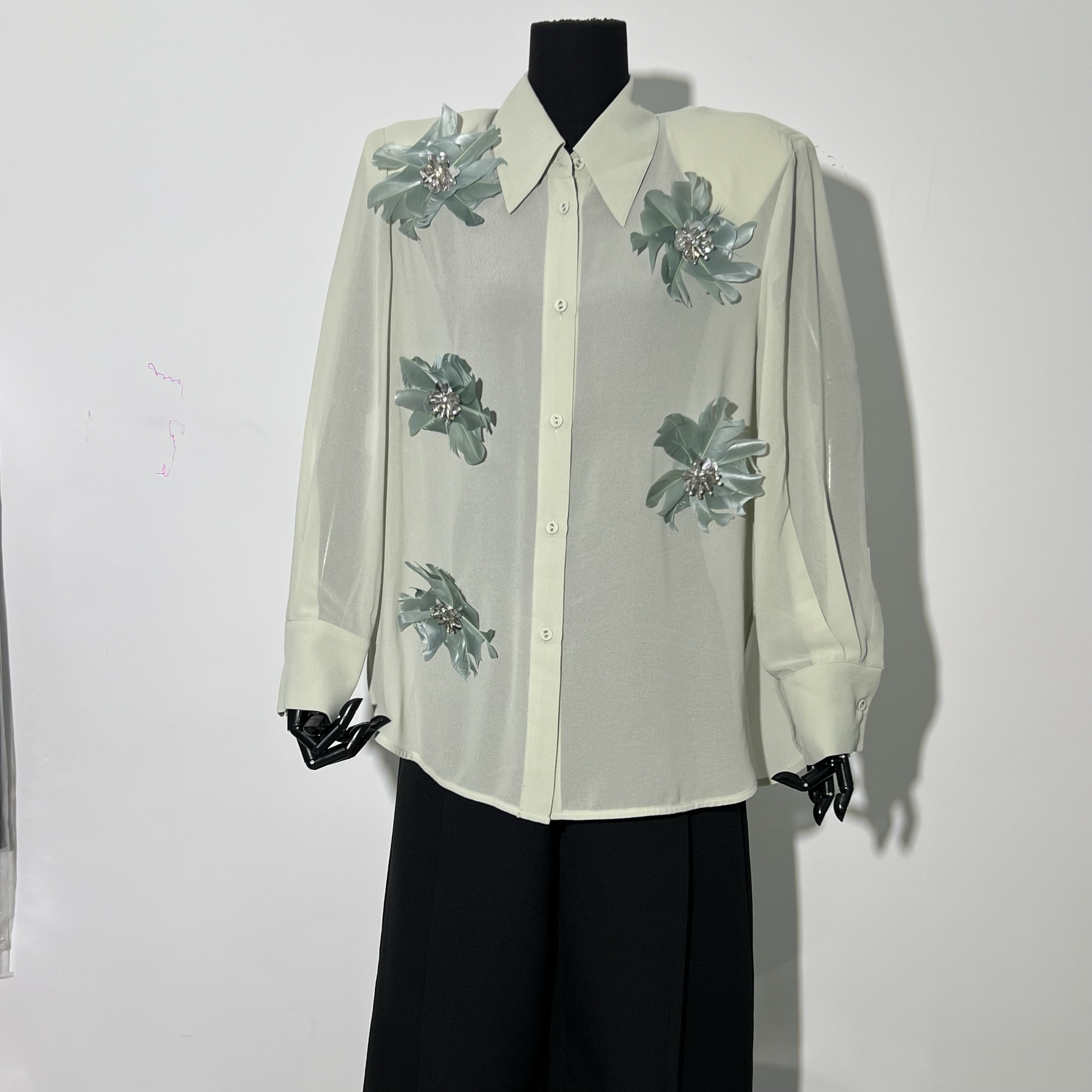 W重工立体钉珠羽毛花朵衬衣薄款设计感长袖高级感时髦防晒衬衣女