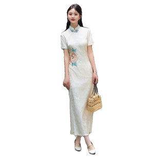 千百思2025新中式旗袍改良高端气质高级感白色素雅刺绣连衣裙夏季