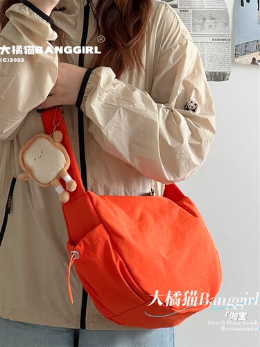 日系复古百搭斜挎饺子包2026休闲简约尼龙布月亮包学生单肩包男女