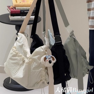 褶皱抽绳轻便单肩包包女复古休闲百搭饺子包男大容量通勤斜挎包潮