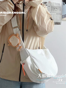 日系复古百搭斜挎饺子包2026休闲简约尼龙布月亮包学生单肩包男女